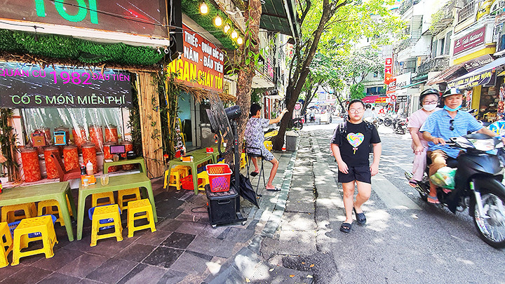 Không còn chỗ trên hè ở phố Hàng Nón.