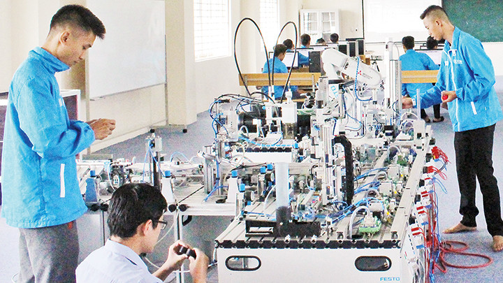 Việt Nam đang chú trọng đào tạo lực lượng lao động chất lượng cao để đáp ứng yêu cầu phát triển. Ảnh: NGUYỆT ANH
