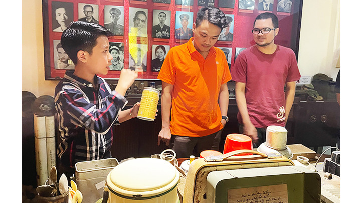 Em Trần Trọng Nhân (ngoài cùng, bên trái) rất yêu thích việc thuyết minh về các câu chuyện liên quan đến lực lượng biệt động Sài Gòn.