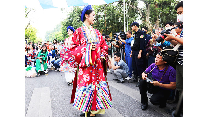 Trình diễn trang phục cung đình triều Nguyễn tại Lễ hội.