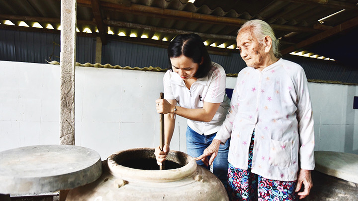 Chị Tầm và bà nội năm nay đã ngoài 90 tuổi.