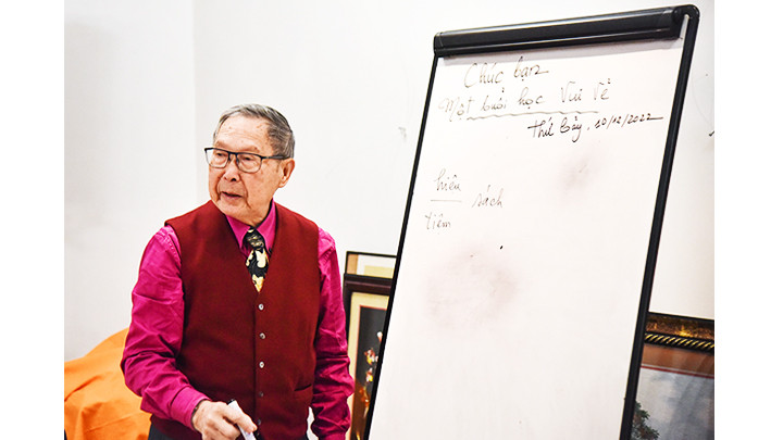 Ông Kiệt tận tâm chỉ dẫn cho từng học viên phân biệt rõ và đọc thật chuẩn xác các thanh điệu.