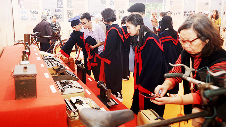 Tham quan nơi trưng bày kỷ vật của các nhà thơ.