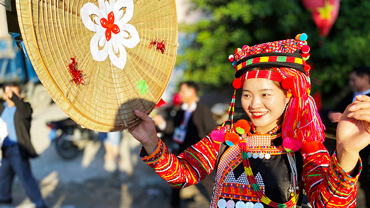 Nét duyên dáng của thiếu nữ Hà Nhì.