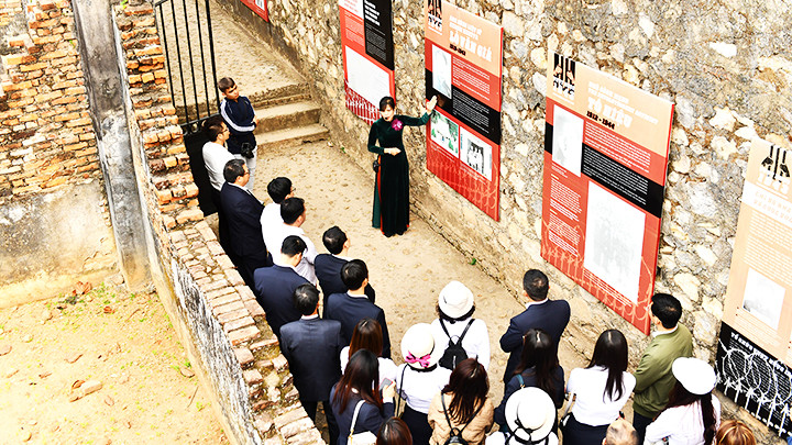 Lắng nghe hướng dẫn viên thuyết trình. Lắng nghe hướng dẫn viên thuyết trình.