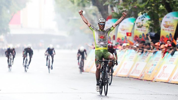 Tay đua Petr Rikunov đội Tập đoàn Lộc trời An Giang về nhất sau những vòng đua gay cấn.