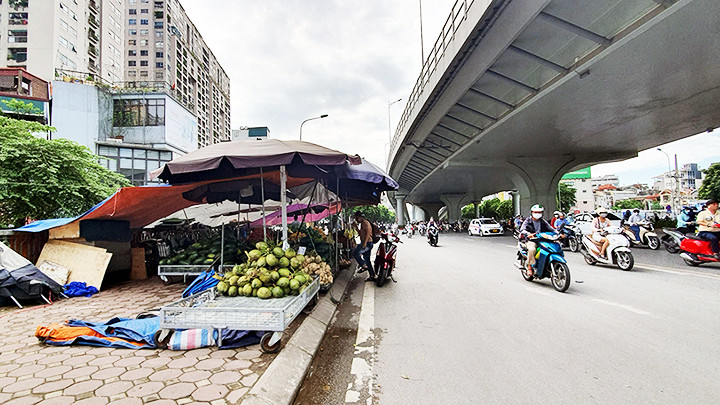 Sạp hoa quả chiếm chỗ trên vỉa hè đường Trường Chinh.