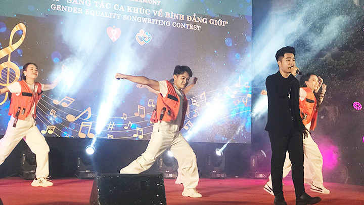 Trình diễn ca khúc đoạt giải.