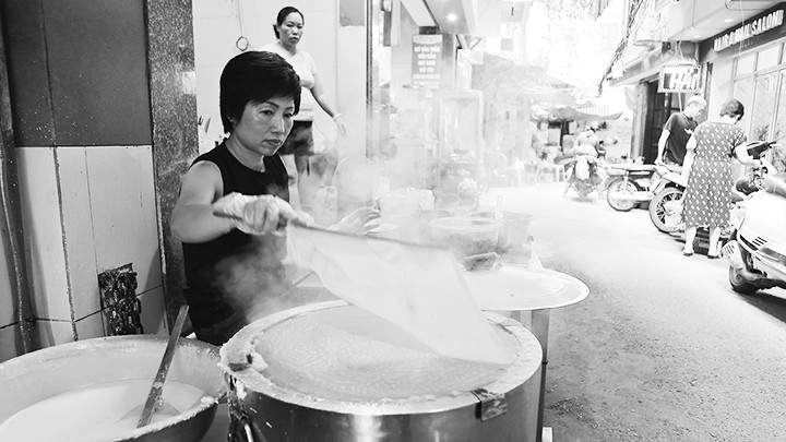 Tráng bánh cuốn tại ngõ Phúc Yên (Hoàn Kiếm).