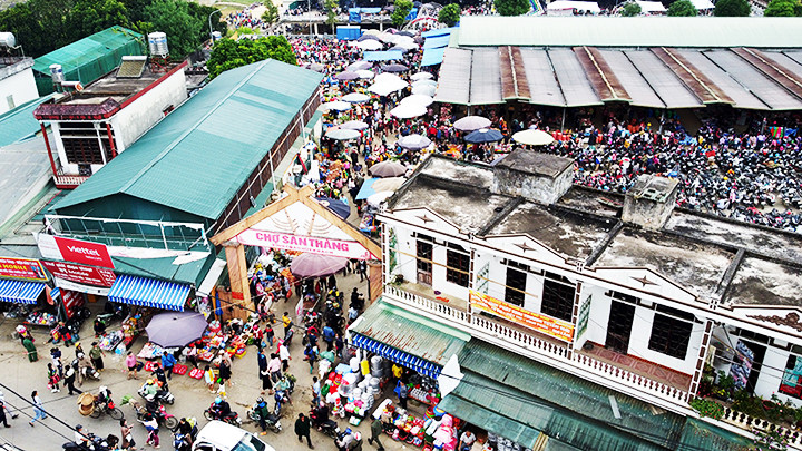 Chợ San Thàng có tên gốc là chợ Tam Đường đất (ngã ba đường).