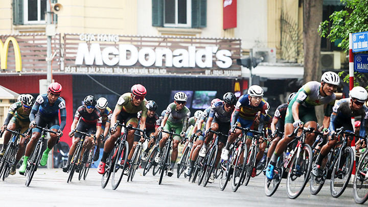 Chặng một, các cua-rơ phải hoàn thành 25 vòng quanh hồ Hoàn Kiếm (tương đương 42km).