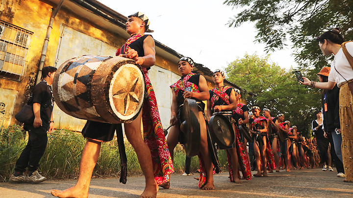 Đoàn nghệ nhân cồng chiêng Ba Na tấu lên bản “Ngẫu hứng đại ngàn” giữa Nhà máy Xe lửa Gia Lâm.