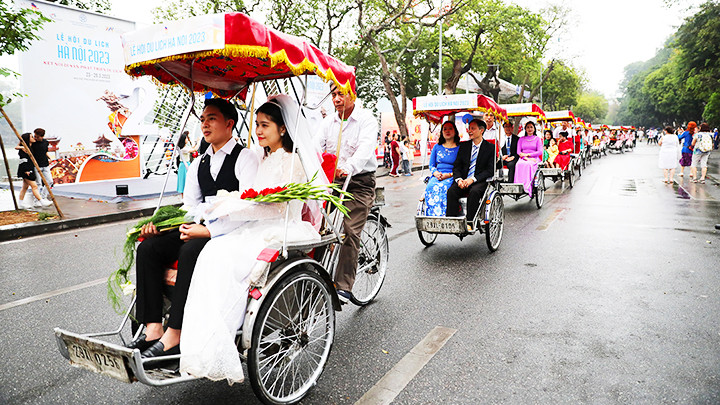 Tái hiện hình ảnh rước cô dâu về nhà chồng bằng xe xích-lô.