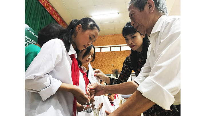 Ông Nguyễn Tuấn Khoa cùng con gái trao học bổng Thâm Tâm cho các em học sinh có hoàn cảnh khó khăn huyện Quảng Hòa.