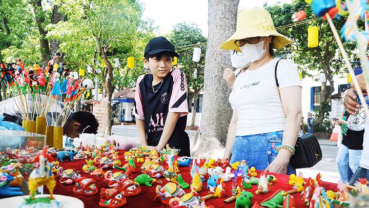 Đủ sắc tò he.