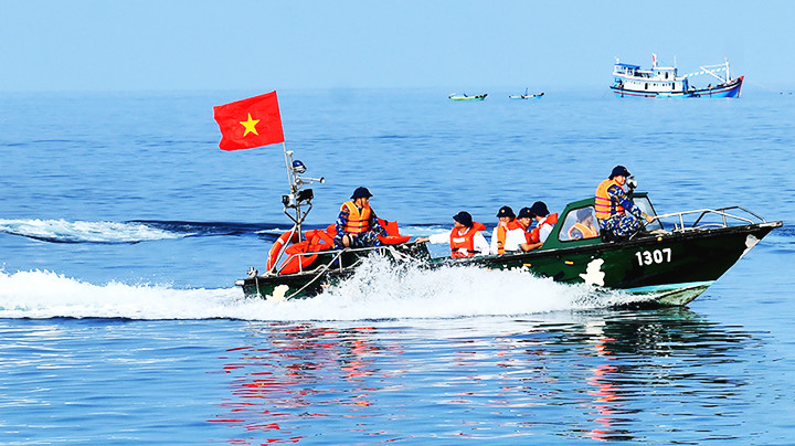 Tuần tra bảo vệ chủ quyền biển, đảo của Tổ quốc.