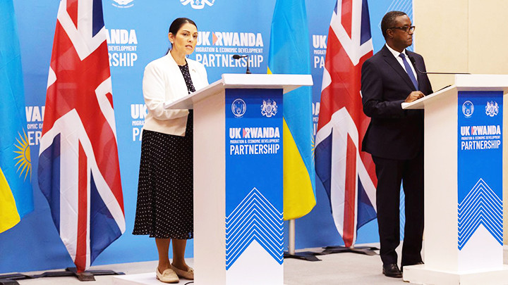 Đại diện Anh (trái) và Rwanda thông báo ký kết một thỏa thuận liên quan người di cư.Ảnh: CNN