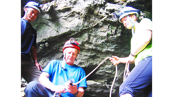 Vợ chồng chuyên gia hang động Howard Limbert và anh Hồ Khanh trong một chuyến thám hiểm.