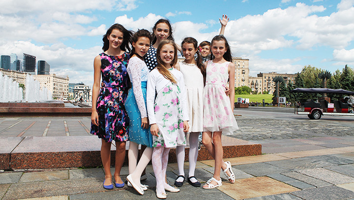 Các cháu học sinh trước Quảng trường Chiến thắng - Moscow.