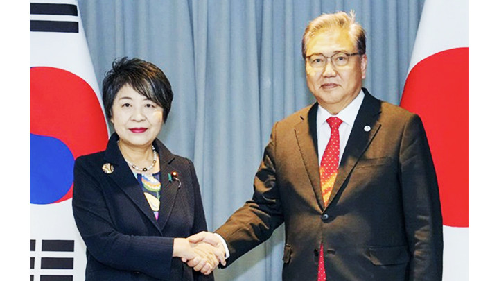 Bộ trưởng Ngoại giao Nhật Bản Yoko Kamikawa (trái) và người đồng cấp Hàn Quốc Park Jin. Ảnh: YONHAP Bộ trưởng Ngoại giao Nhật Bản Yoko Kamikawa (trái) và người đồng cấp Hàn Quốc Park Jin. Ảnh: YONHAP