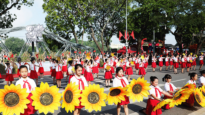 Đoàn thiếu nhi thể hiện ca khúc “Gặp nhau giữa trời thu Hà Nội”.