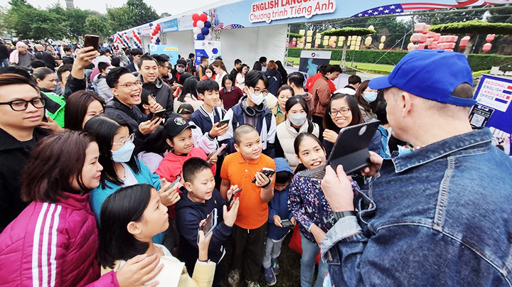 Các em nhỏ tham gia trò chơi tiếng Anh. Ảnh: ĐẠI SỨ QUÁN MỸ