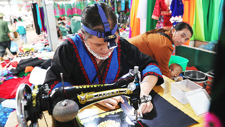 Quầy may trang phục tại chợ.