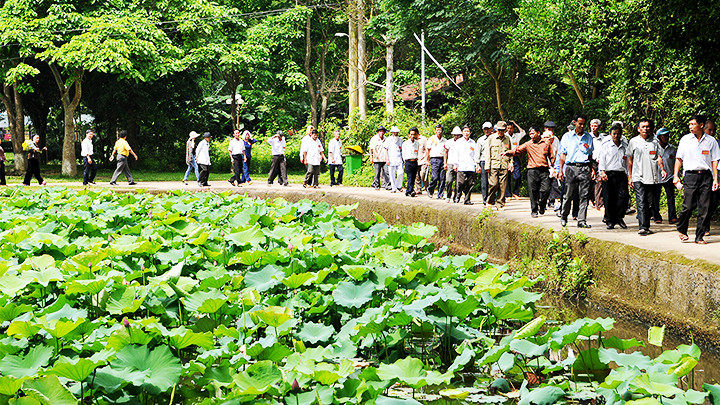 Khách tham quan Khu Di tích lịch sử - văn hóa quốc gia đặc biệt Kim Liên (Nam Đàn, Nghệ An). Ảnh: ĐĂNG KHOA