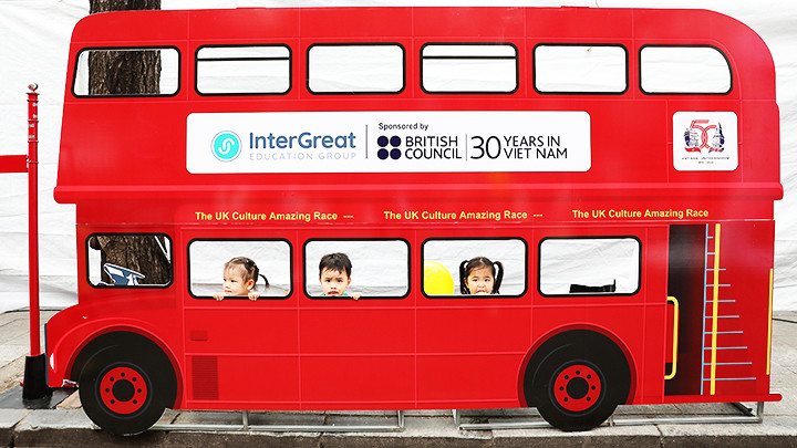 Hành khách của chuyến bus British Council.