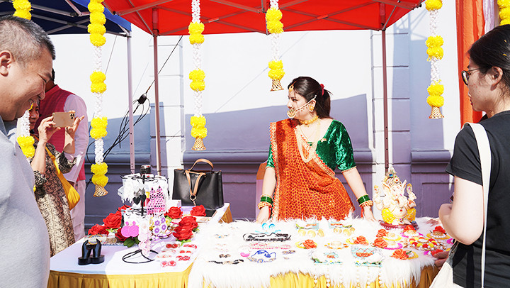 Gian hàng đồ thủ công Ấn Độ tại lễ hội.