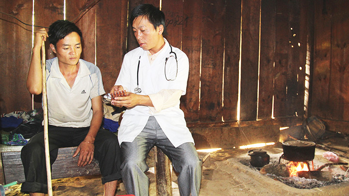 Đội ngũ cán bộ y tế vùng cao còn phải làm việc trong điều kiện khó khăn, thiếu thốn về cơ sở vật chất. Ảnh: MINH QUÂN