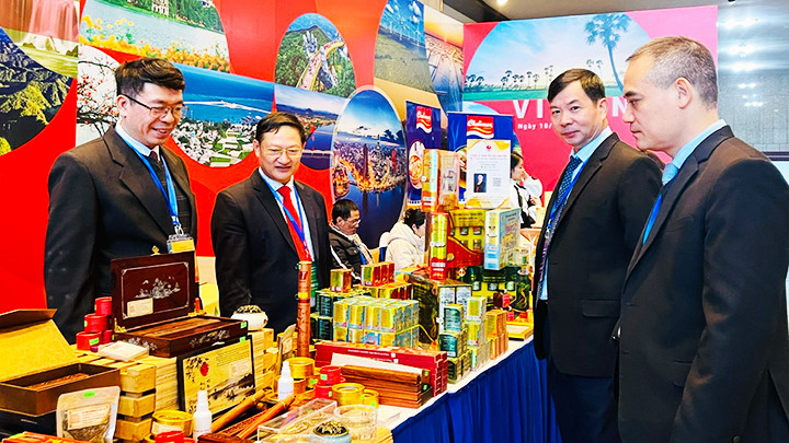 Giới thiệu sản phẩm địa phương bên lề Hội nghị Ngoại giao. Giới thiệu sản phẩm địa phương bên lề Hội nghị Ngoại giao.