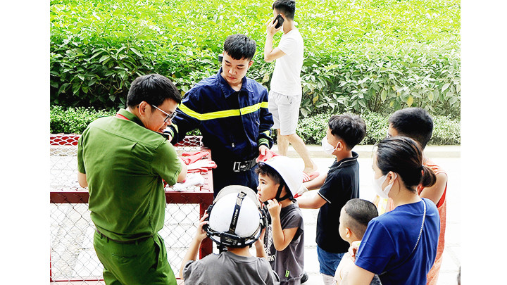 Dạy kỹ năng thoát hiểm cho các cháu.