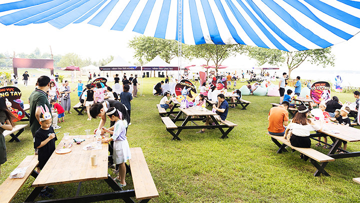 Cán bộ, nhân viên và gia đình tham gia chương trình “Ngày hội gia đình Văn Phú - Invest”.