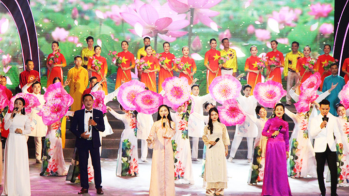 Các nghệ sĩ biểu diễn tại chương trình nghệ thuật “Người mẹ Làng Sen” nhân kỷ niệm 155 năm năm sinh bà Hoàng Thị Loan.