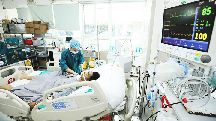 Các bác sĩ Khoa hồi sức tích cực cấp cứu cho các bệnh nhân nặng trong vụ hỏa hoạn điều trị tại Trung tâm Cấp cứu A9 Bệnh viện Bạch Mai. Ảnh: TTXVN