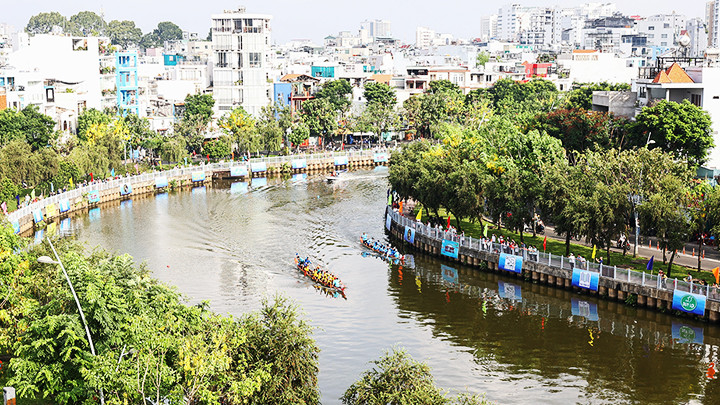 Tranh tài trong lễ hội đua ghe ngo lần đầu tổ chức ở TP Hồ Chí Minh.Ảnh: VNEXPRESS