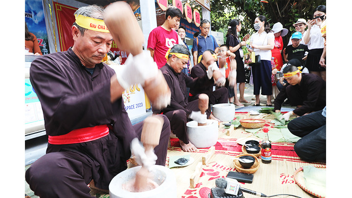 Trình diễn làm đặc sản giò chả làng Tri Lễ (Tân Ước, Thanh Oai).