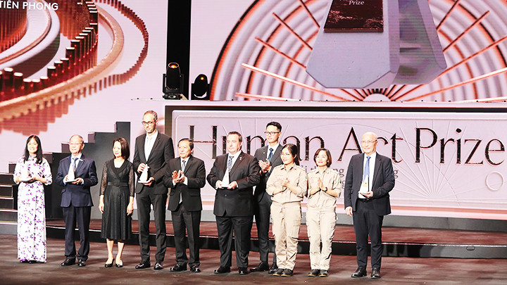 Đại diện dự án lên nhận giải thưởng của năm Human Act Prize 2023.