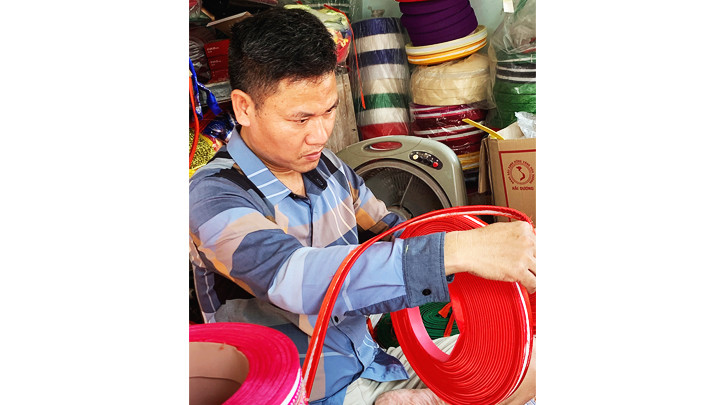 Nghệ nhân Đoàn Văn Thủy tỉ mỉ với từng vòng quấn.