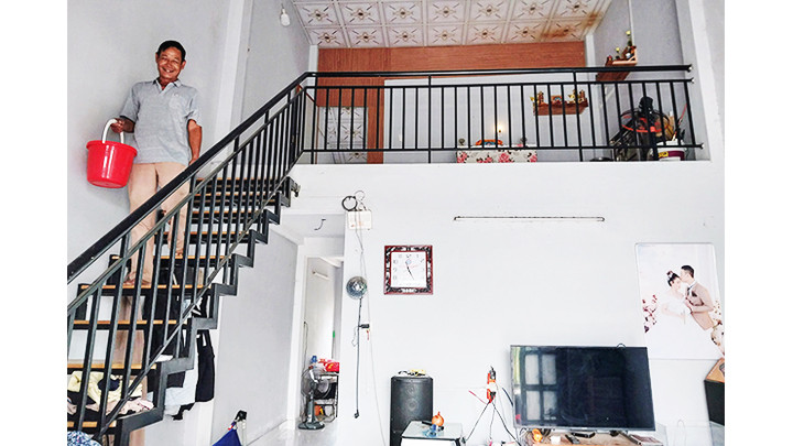 Ông Ân vui mừng khi có ngôi nhà mới đầy đủ tiện nghi.