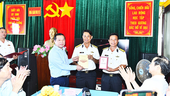 Đoàn công tác số 3 thăm, tặng quà cán bộ, chiến sĩ Nhà giàn DK1/12.