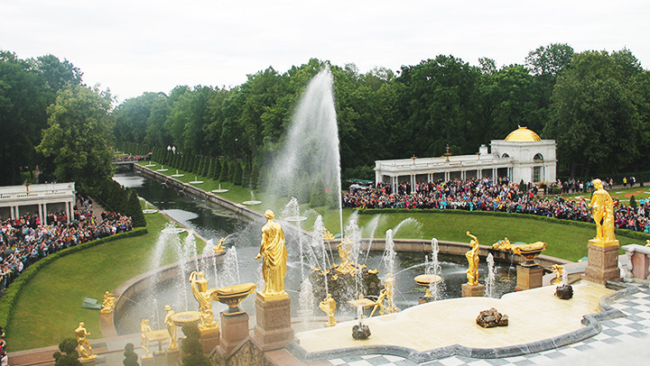 Dàn tượng dát vàng thật tại công viên nhạc nước Cung điện Mùa Hè.