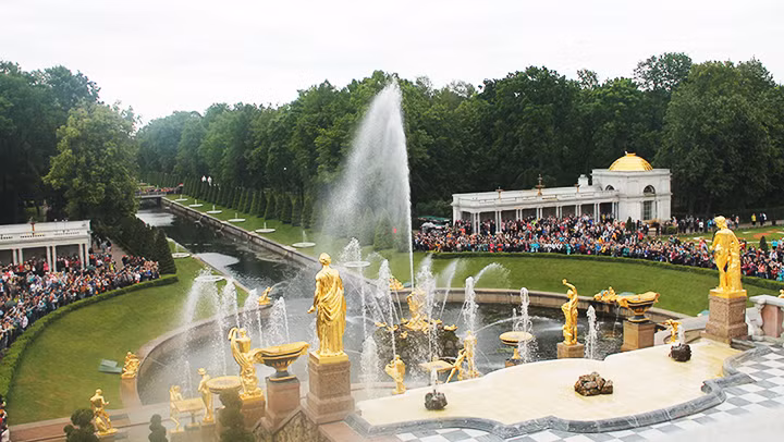 Dàn tượng dát vàng thật tại công viên nhạc nước Cung điện Mùa Hè.