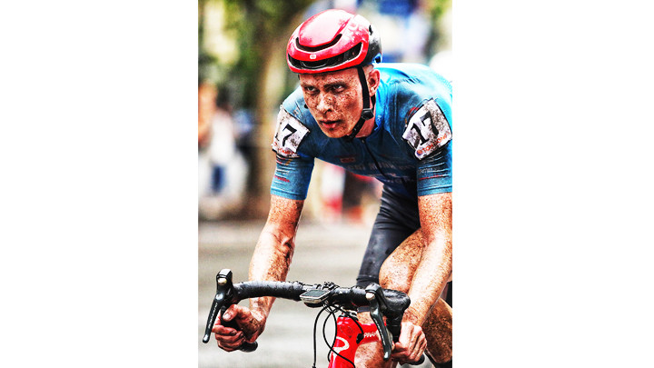 Thời tiết mưa phùn gây khó khăn cho các tay đua.