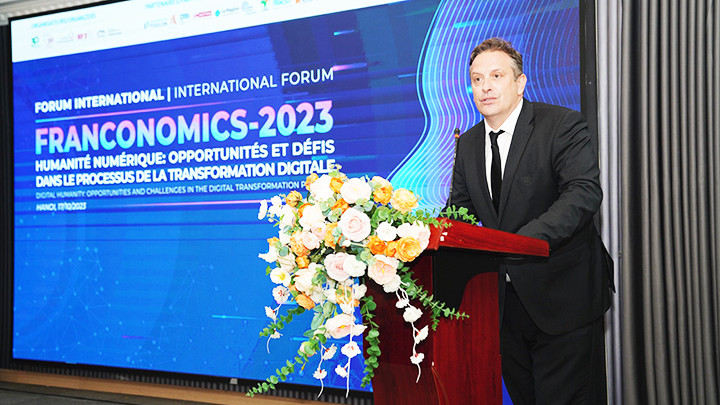 Ông Manuel Jobert phát biểu ý kiến tại diễn đàn.