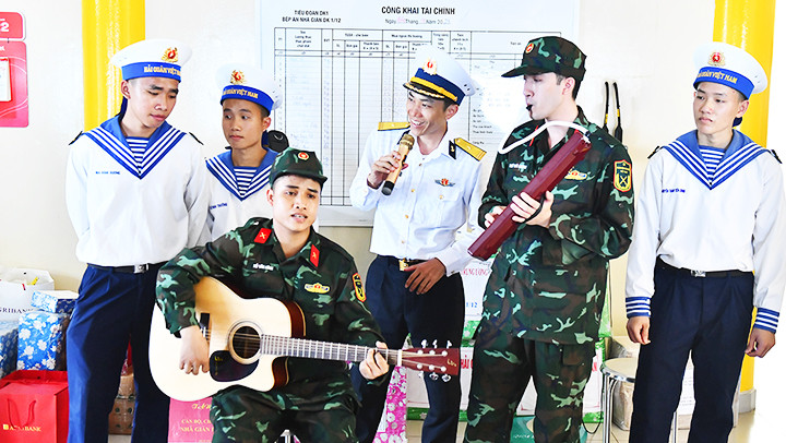 Giao lưu văn nghệ giữa các chiến sĩ với đoàn văn công Trường đại học Văn hóa - Nghệ thuật Quân đội.