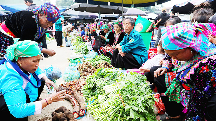 Bà con bày bán các loại nông sản địa phương