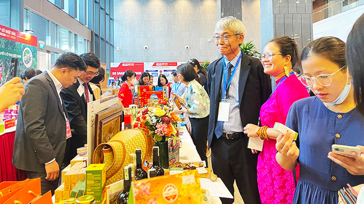 Gian hàng giới thiệu sản phẩm và thế mạnh địa phương. Gian hàng giới thiệu sản phẩm và thế mạnh địa phương.