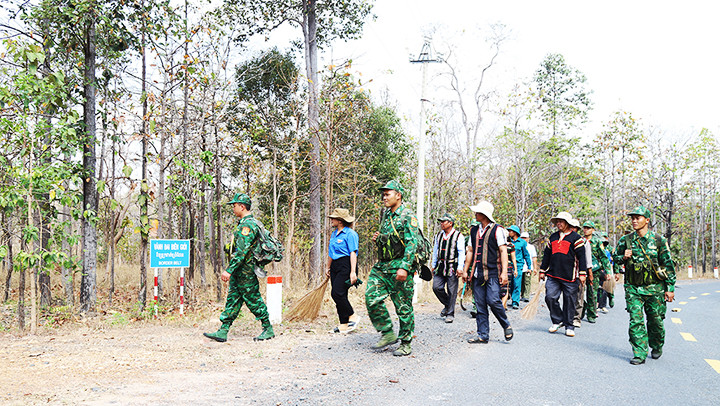 Cán bộ và nhân dân các dân tộc xã biên giới Krông Na, phối hợp cán bộ, chiến sĩ Đồn Biên phòng Sê-rê-pốk tuần tra biên giới.